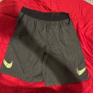 Nike Elite basketball shorts Medium Like New